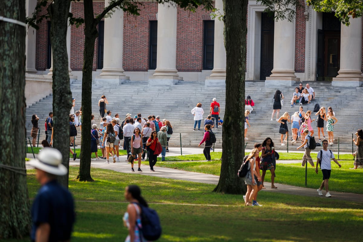El Gobierno de EEUU amenaza con vetar a Harvard la inscripción de estudiantes extranjeros