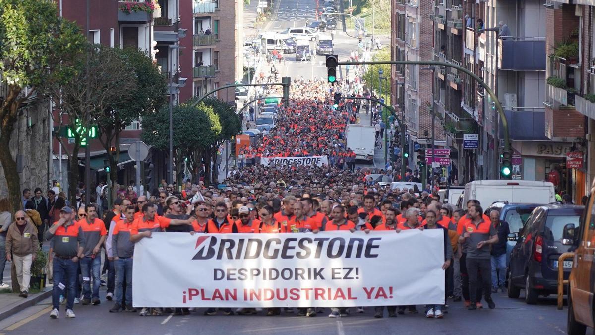Las fábricas de Basauri y Puente San Miguel mantienen la huelga por los despidos