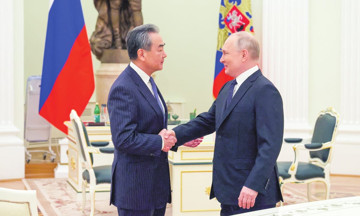 Putin recibe al ministro de Exteriores chino Wang Yi en Moscú