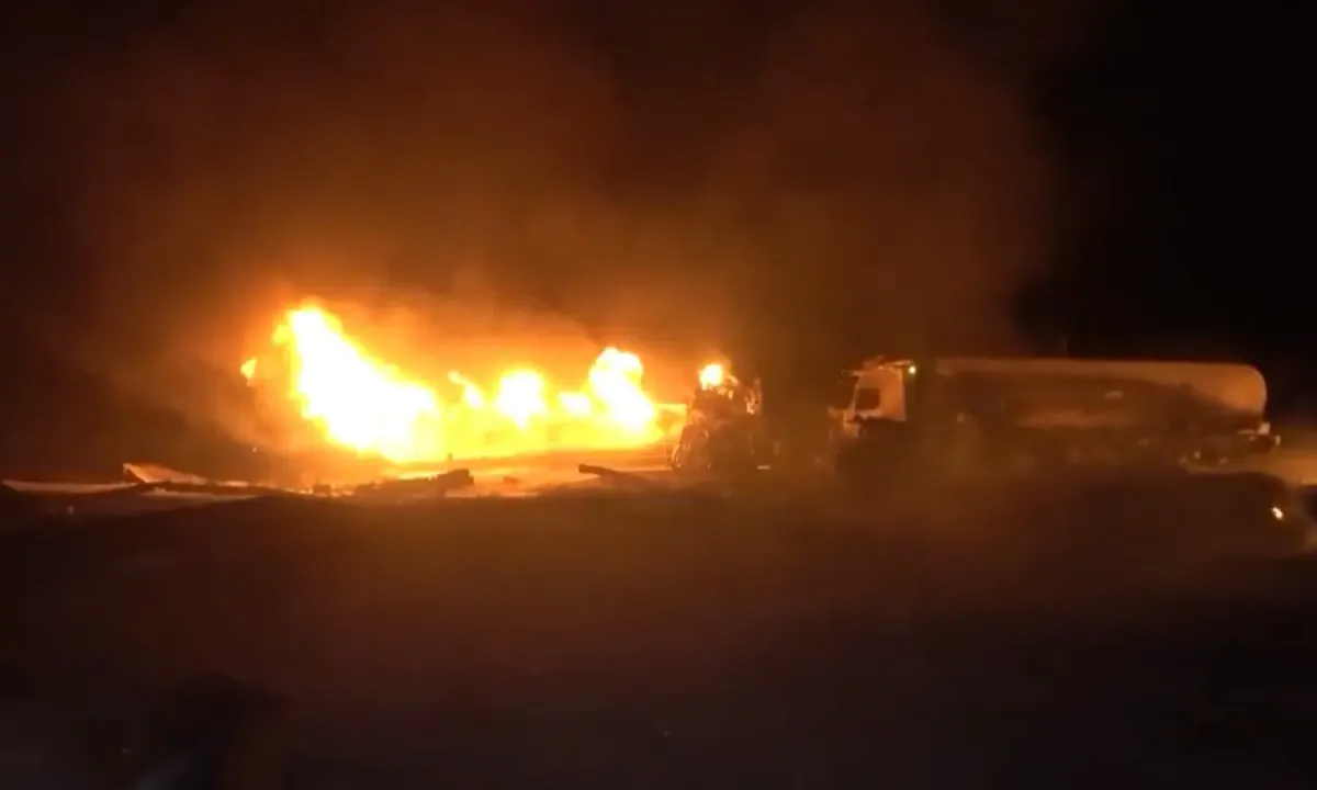 Estados Unidos bombardea puerto petrolero en Yemen: 80 muertos y más de 170 heridos