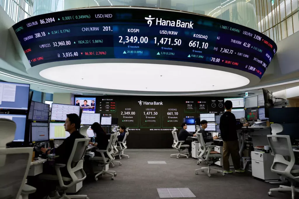 Los bancos centrales aceleran la diversificación de reservas y Asia gana peso en el sistema monetario global