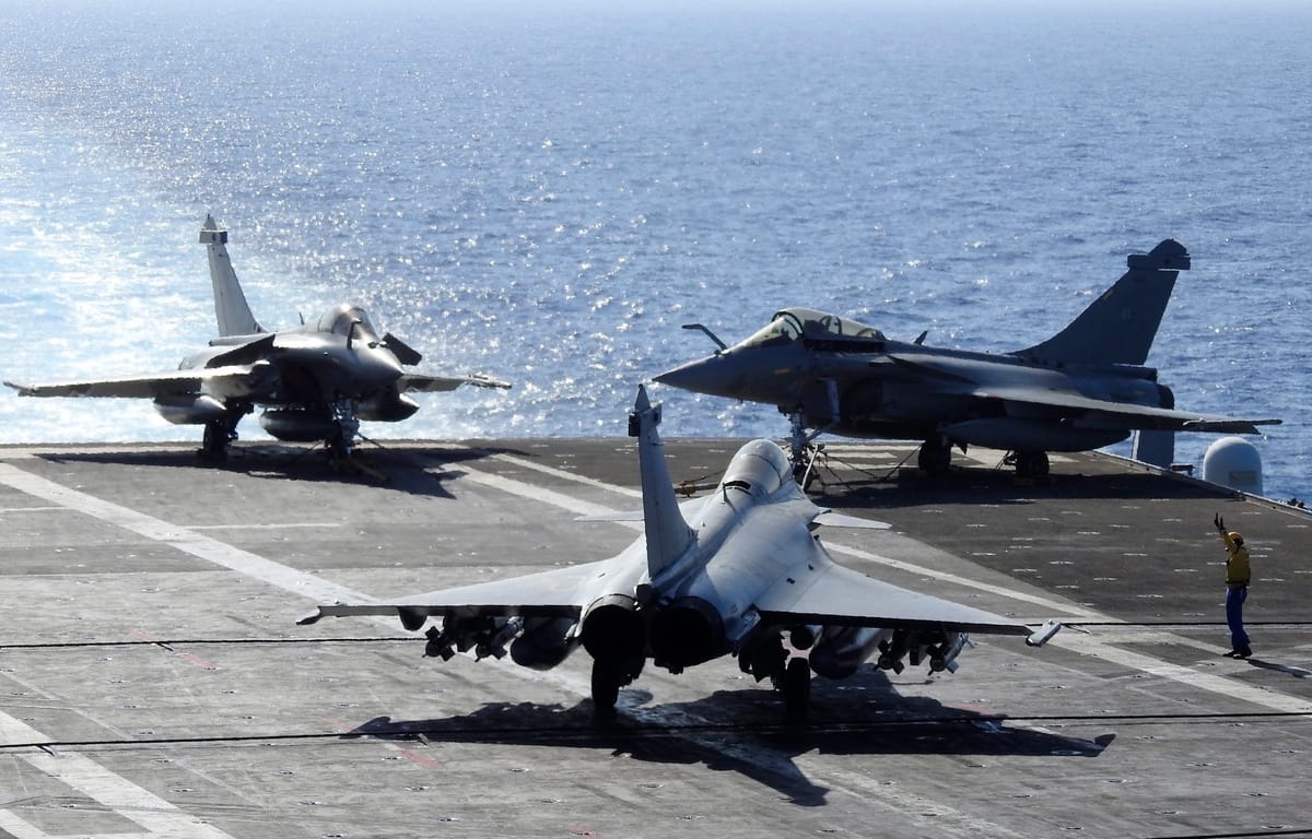 India firma un acuerdo de 7.400 millones de dólares para adquirir 26 cazas Rafale franceses