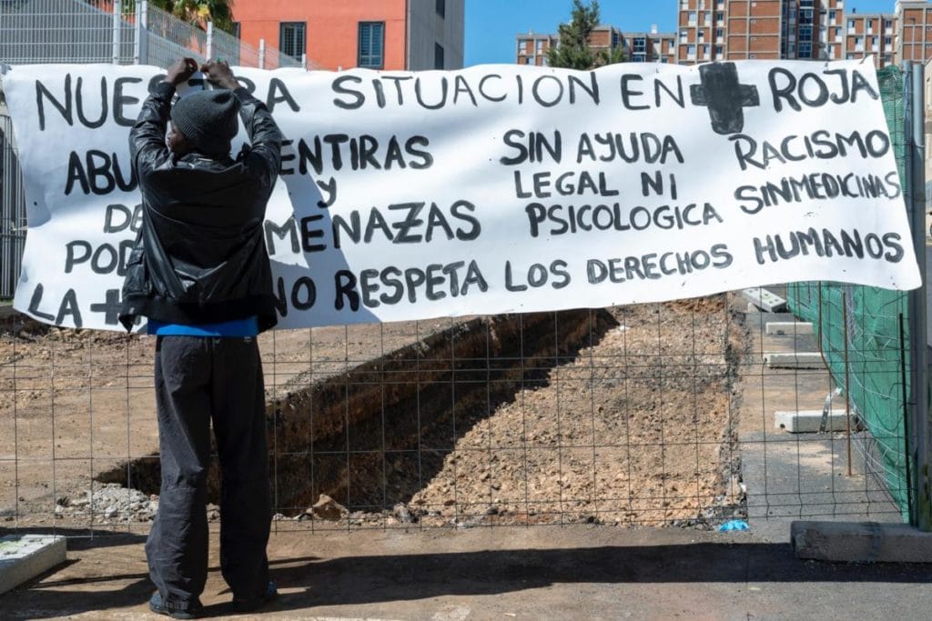 Migrantes denuncian trato degradante y desatención en el centro de Cruz Roja en Tenerife