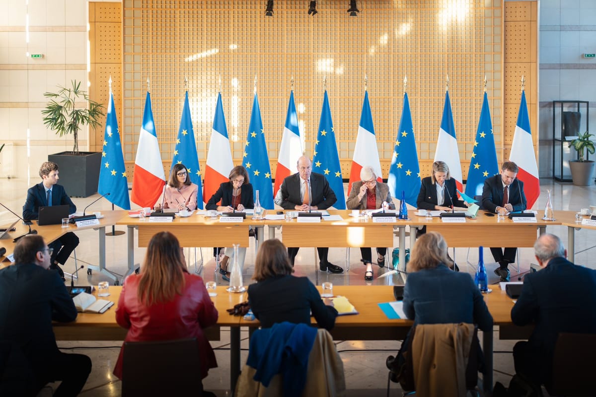 París rechaza reabrir negociaciones para un acuerdo comercial UE-EEUU mientras persistan aranceles