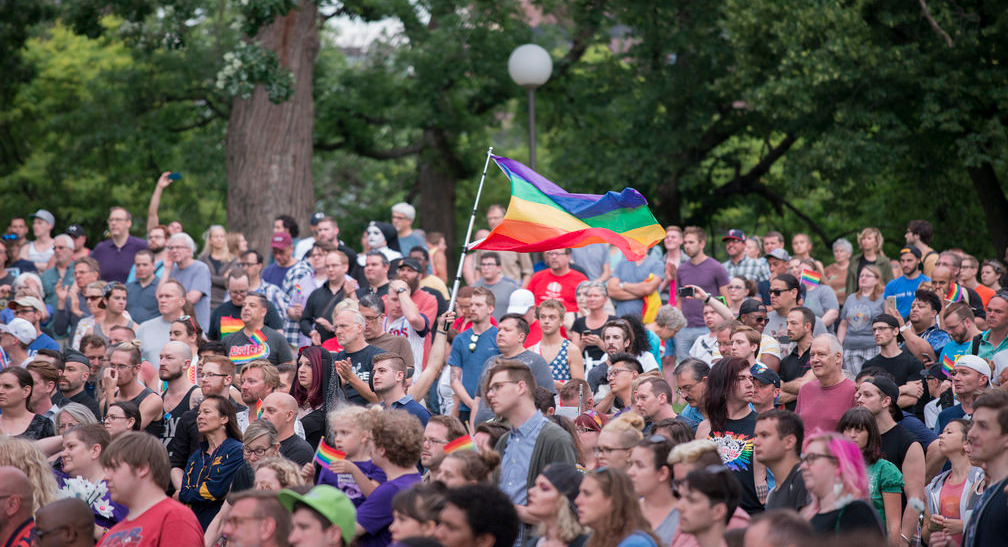 Hungría reforma su Constitución para permitir la prohibición de eventos LGTBIQ+
