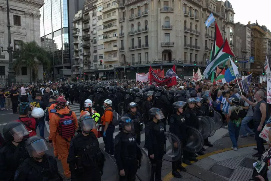 La policía argentina vuelve a reprimir la movilización de los jubilados