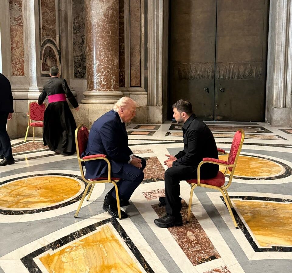 Trump y Zelensky se reúnen en Roma en su primer encuentro tras la discusión en Washington