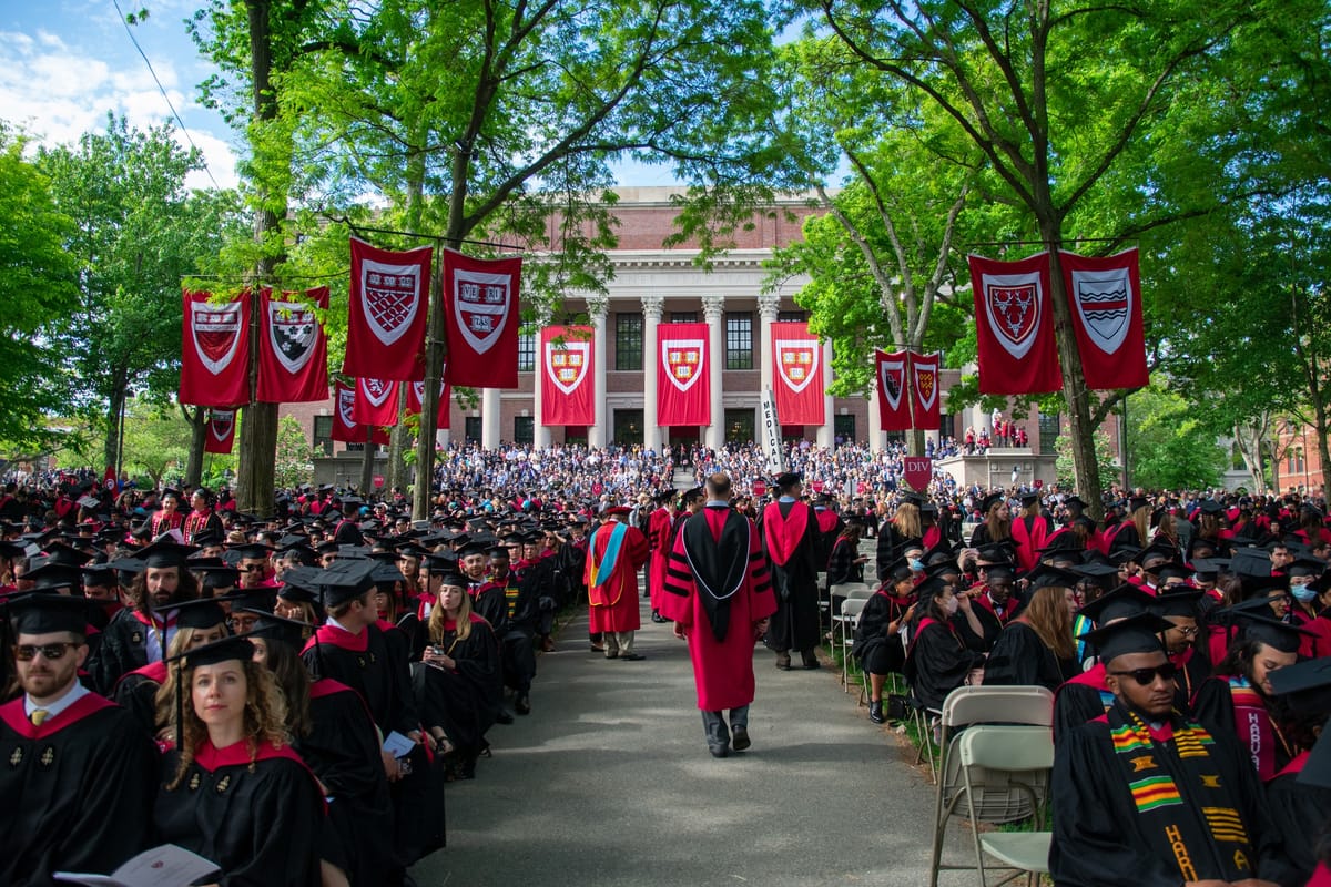Trump prohíbe a Harvard matricular estudiantes extranjeros y exige datos sobre protestas en el campus