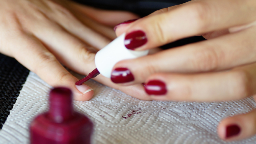 Desmantelan una red que explotaba ilegalmente a trabajadoras migrantes en salones de manicura