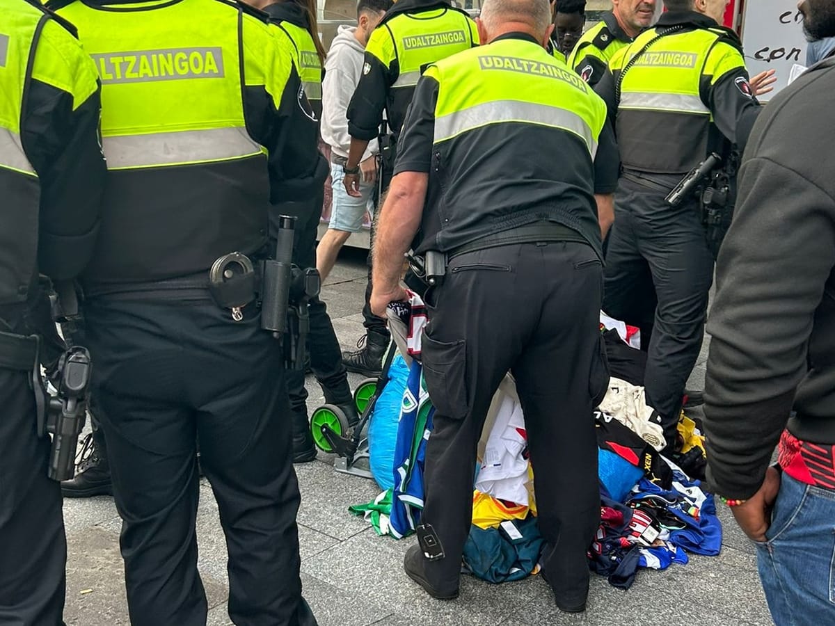 Petición de hasta tres años de cárcel por defender a un vendedor ambulante en Bilbo