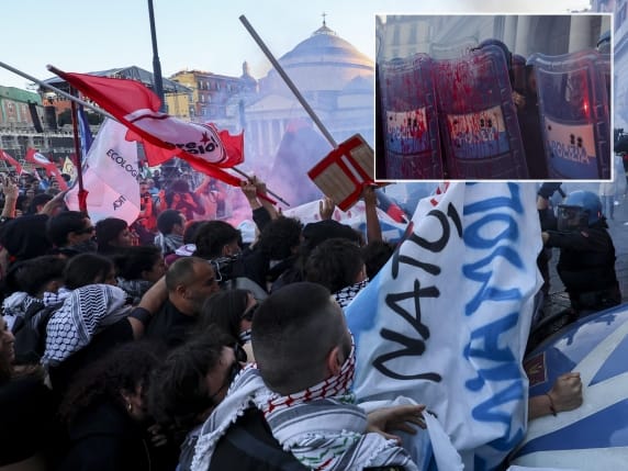 Cargas policiales y gases lacrimógenos durante las protestas contra la OTAN en Nápoles