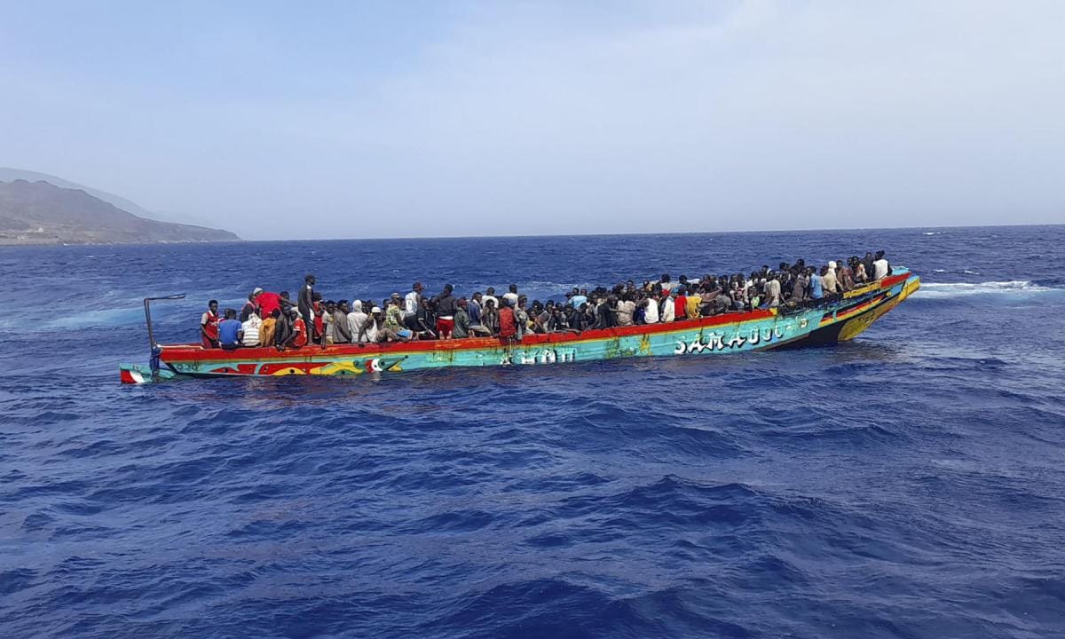 Al menos siete muertos y un bebé desaparecido tras volcar un cayuco con 180 personas en El Hierro