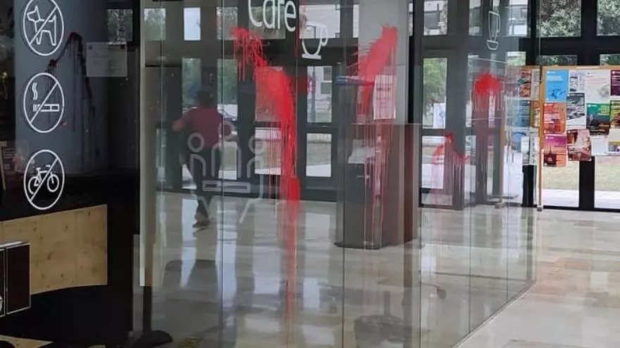 Lanzan pintura roja contra una oficina del Banco Santander en el campus de la UIB