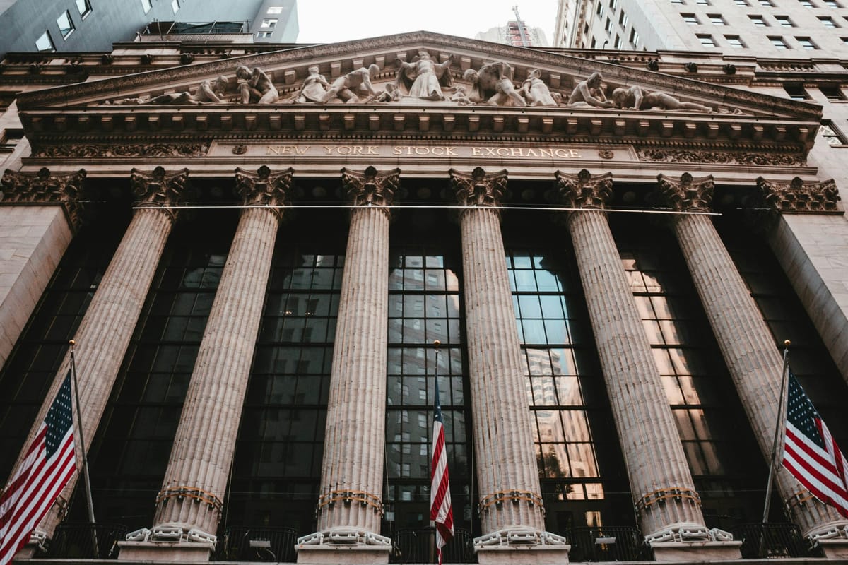 Wall Street cae tras nuevas amenazas de Trump a la UE y a Apple por deslocalización