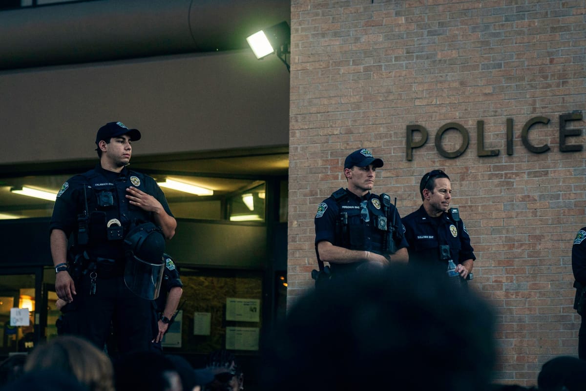 La Casa Blanca cancela reformas federales a  cuerpos de policía implicados en asesinatos