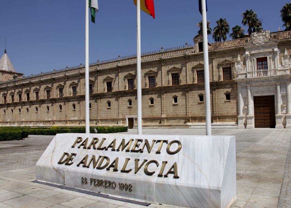 Investigan la irrupción de la Policía Judicial en el Parlamento andaluz para notificar una querella a un diputado