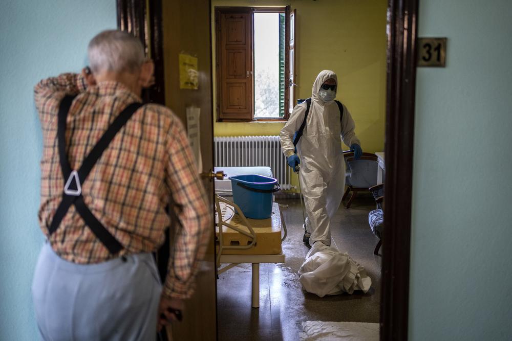 Imputan a dos responsables del Gobierno de Ayuso por los "protocolos de la vergüenza" en la pandemia