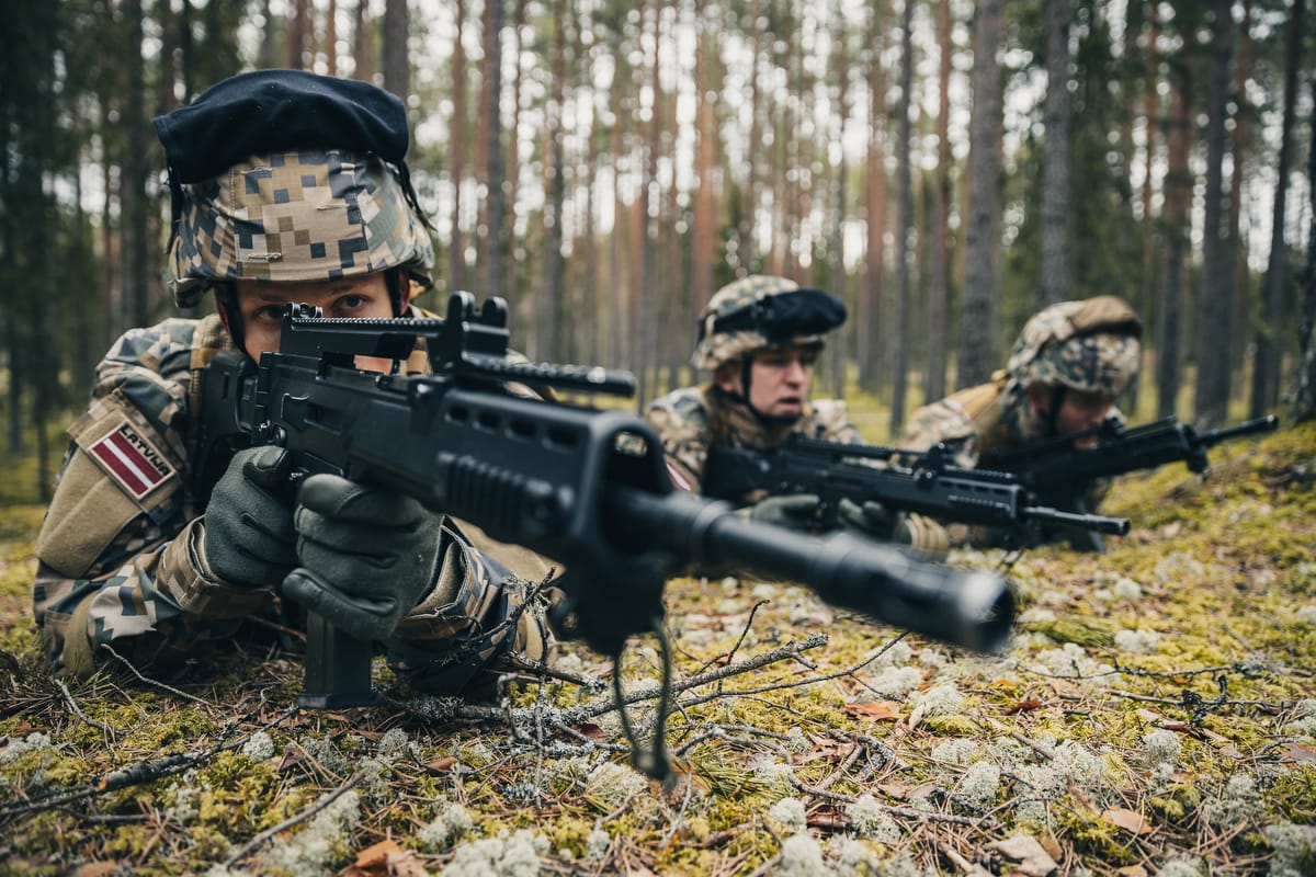 Letonia impone "clases militares" como asignatura obligatoria en los colegios y refuerza su frontera con Rusia