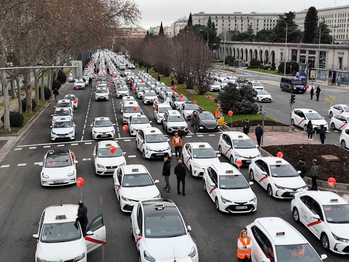 Antaxi convoca movilizaciones contra la concesión masiva de licencias VTC a Cabify