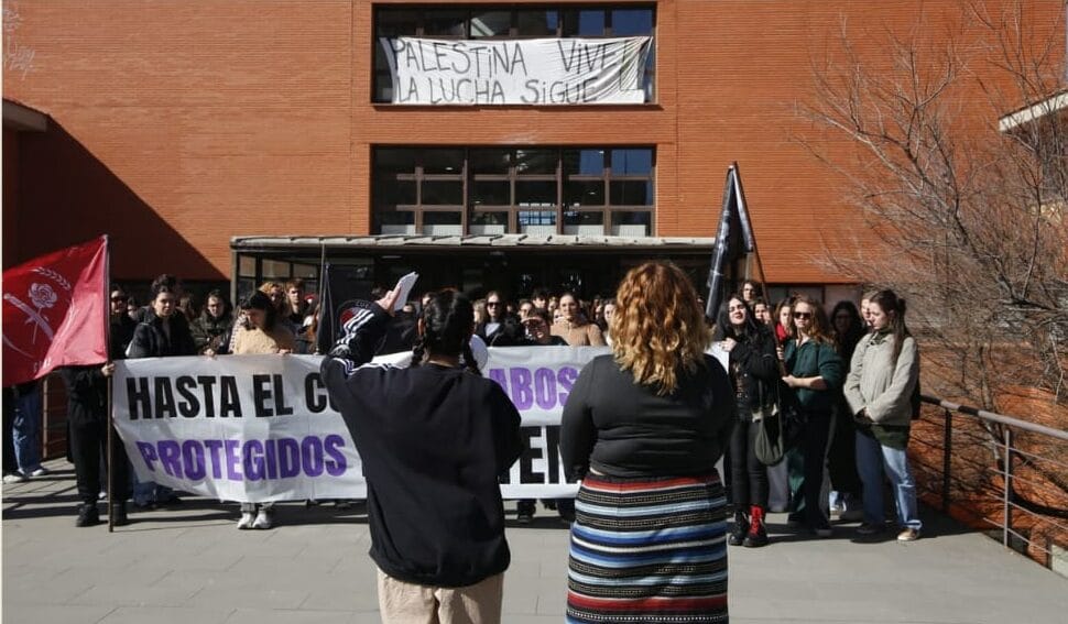 Denuncian vandalización racista en un mural de Cuenca