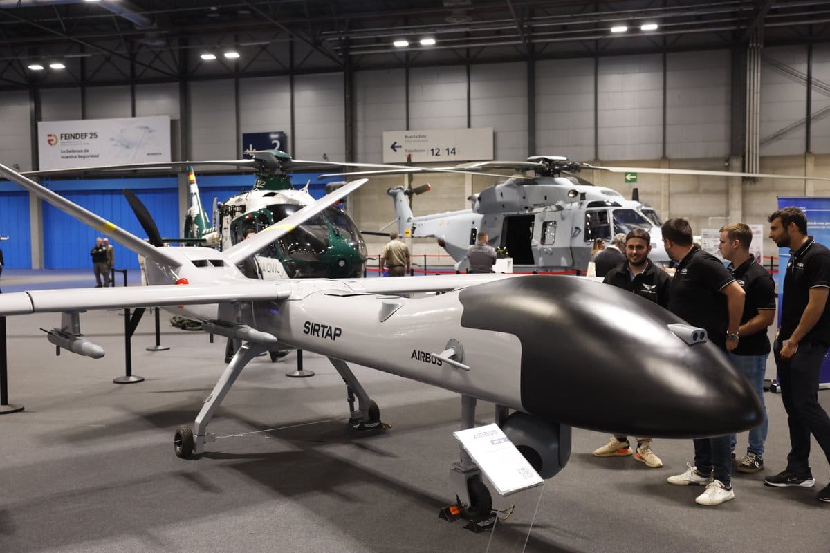 La industria militar española exhibe sistemas con inteligencia artificial y simuladores 3D en la feria Feindef