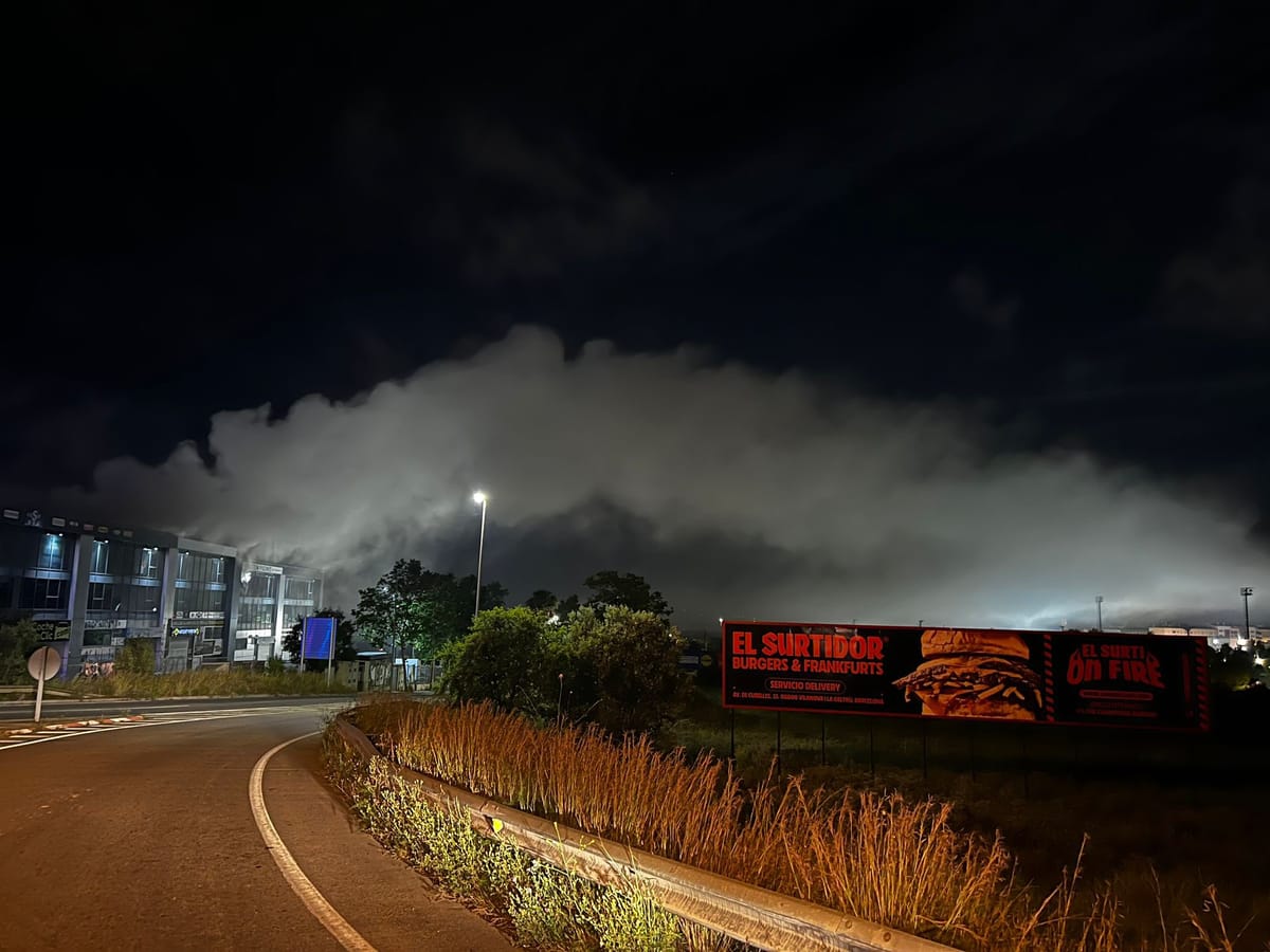 Confinamiento en cinco municipios tras incendio químico y nube tóxica en Vilanova i la Geltrú