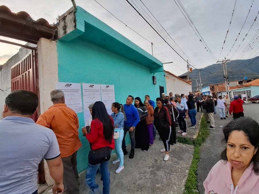 El CNE de Venezuela otorga al oficialismo más del 82% en las legislativas y 23 de 24 gobernaciones
