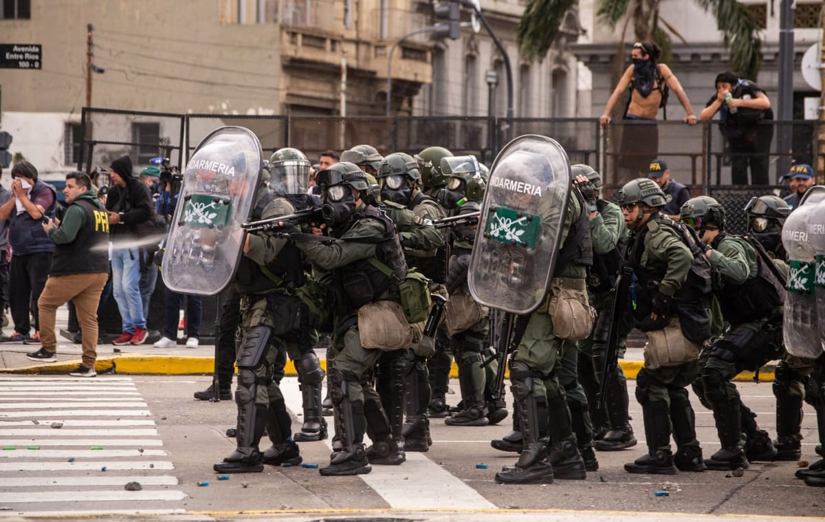 Milei impone restricciones al derecho a huelga en Argentina