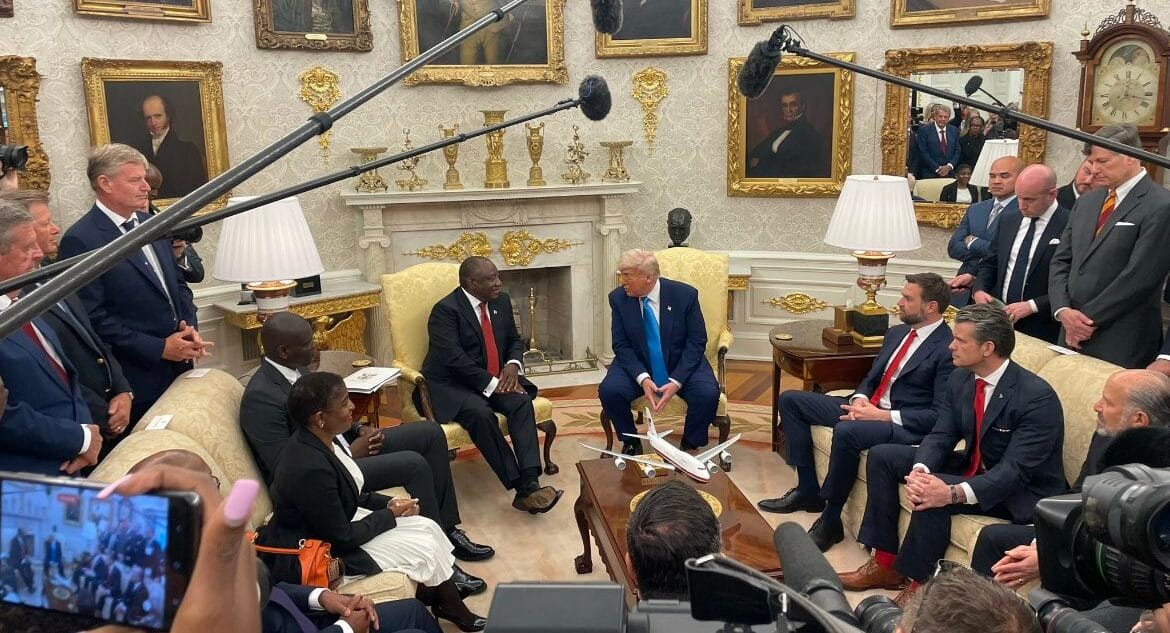 Trump acusa sin pruebas a Sudáfrica de “genocidio blanco” durante una reunión oficial