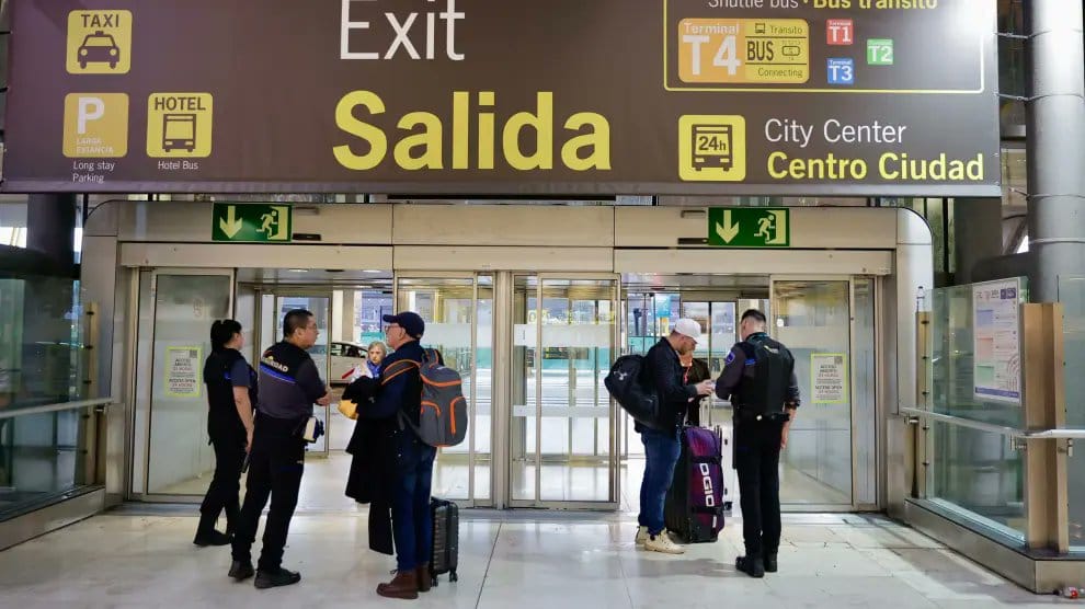 150 personas sin hogar duermen a la intemperie tras ser expulsadas de Barajas
