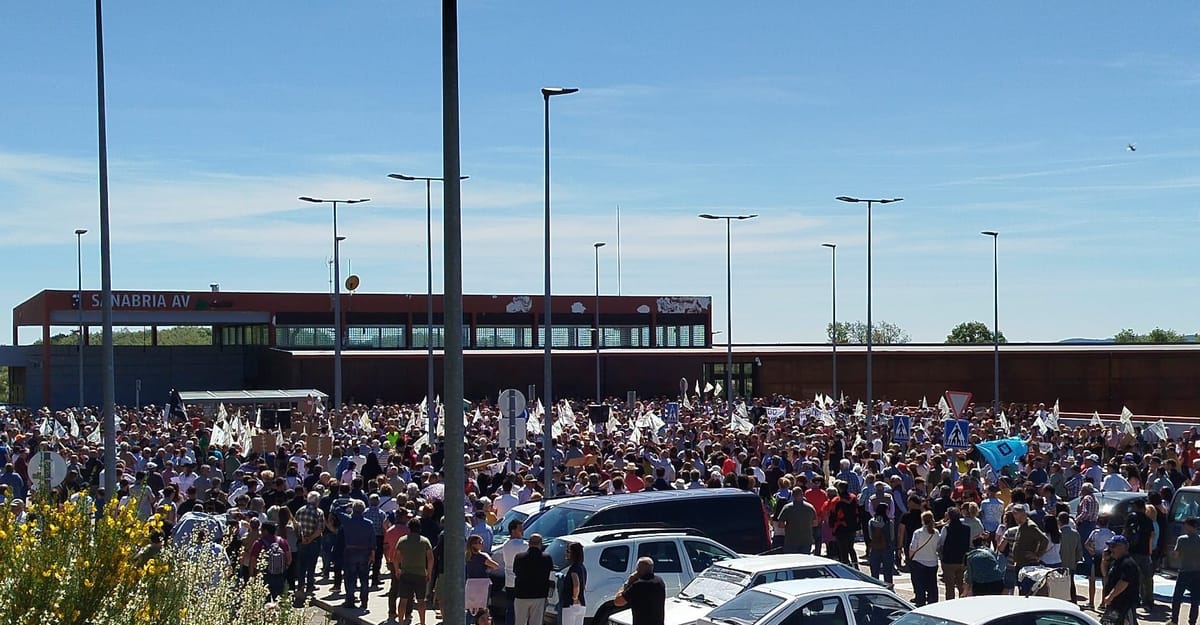 Zamora lidera la protesta contra la supresión de once paradas del AVE Madrid-Galiza