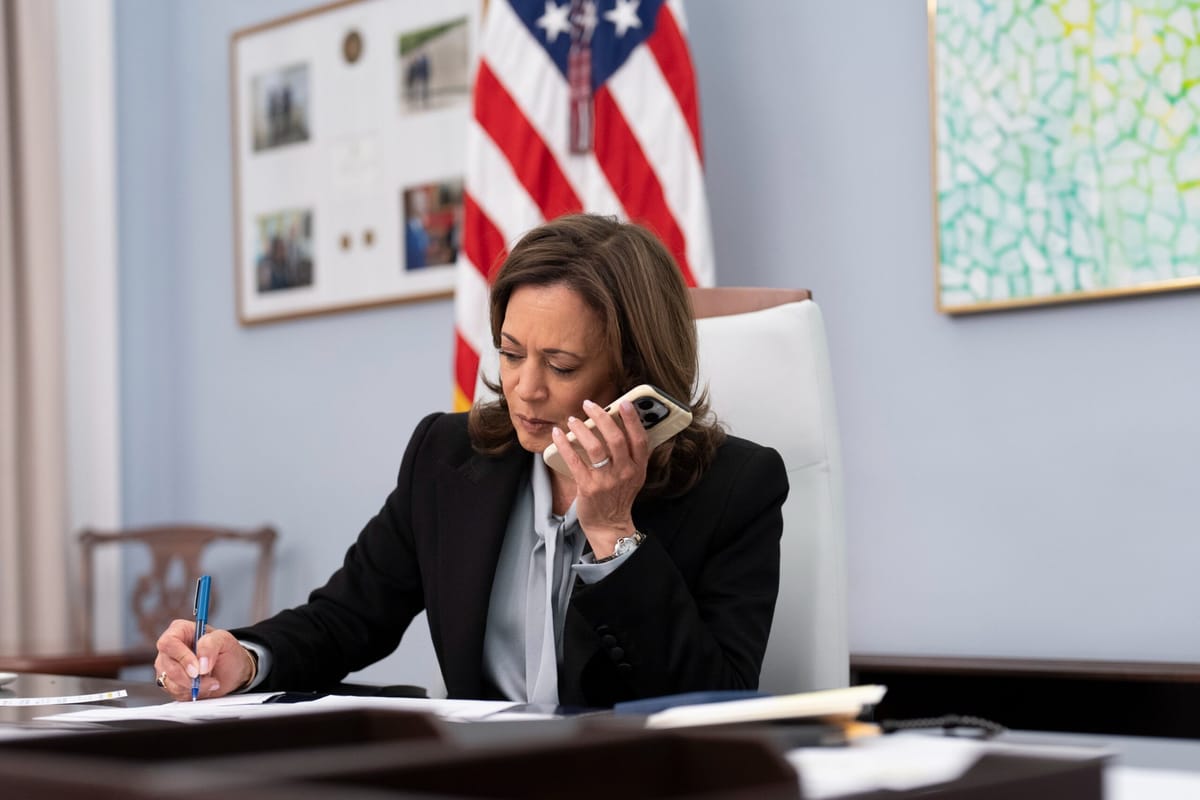 Kamala Harris reaparece públicamente y advierte de una posible "crisis constitucional" en EEUU