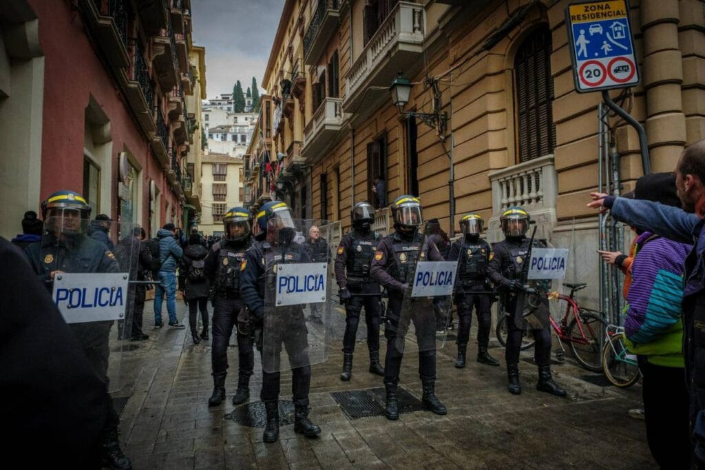 La Policía Nacional española desaloja el centro social La Madriguera en Granada tras una orden judicial