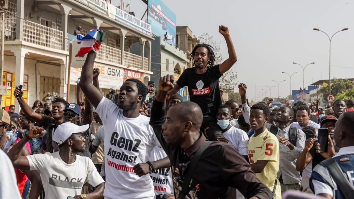 Jóvenes en Gambia protestan contra la corrupción en la venta de bienes del expresidente Jammeh