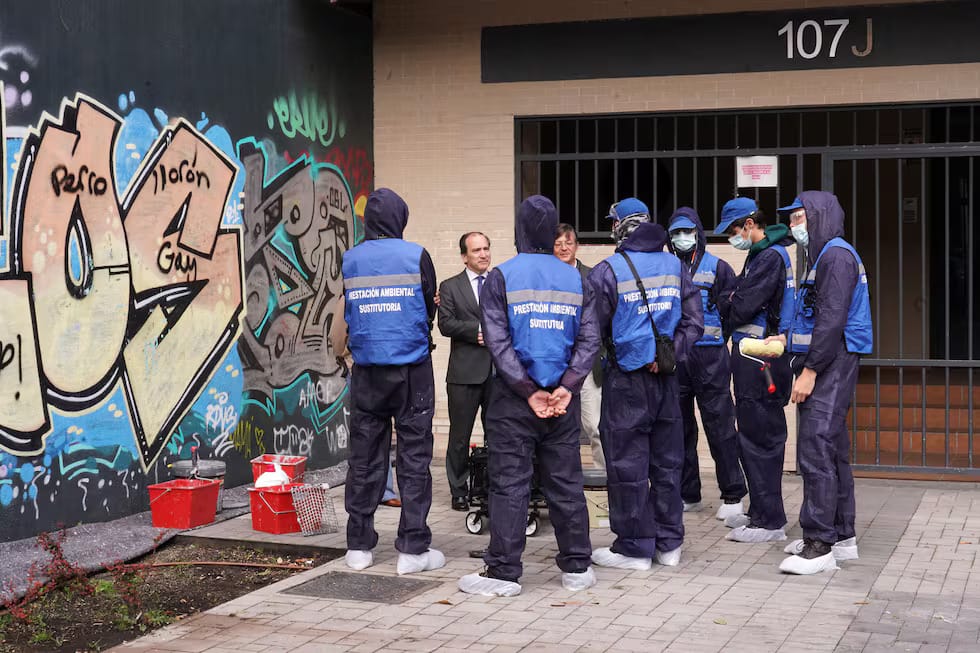 Madrid obliga a grafiteros sancionados a limpiar sus propias pintadas como castigo público