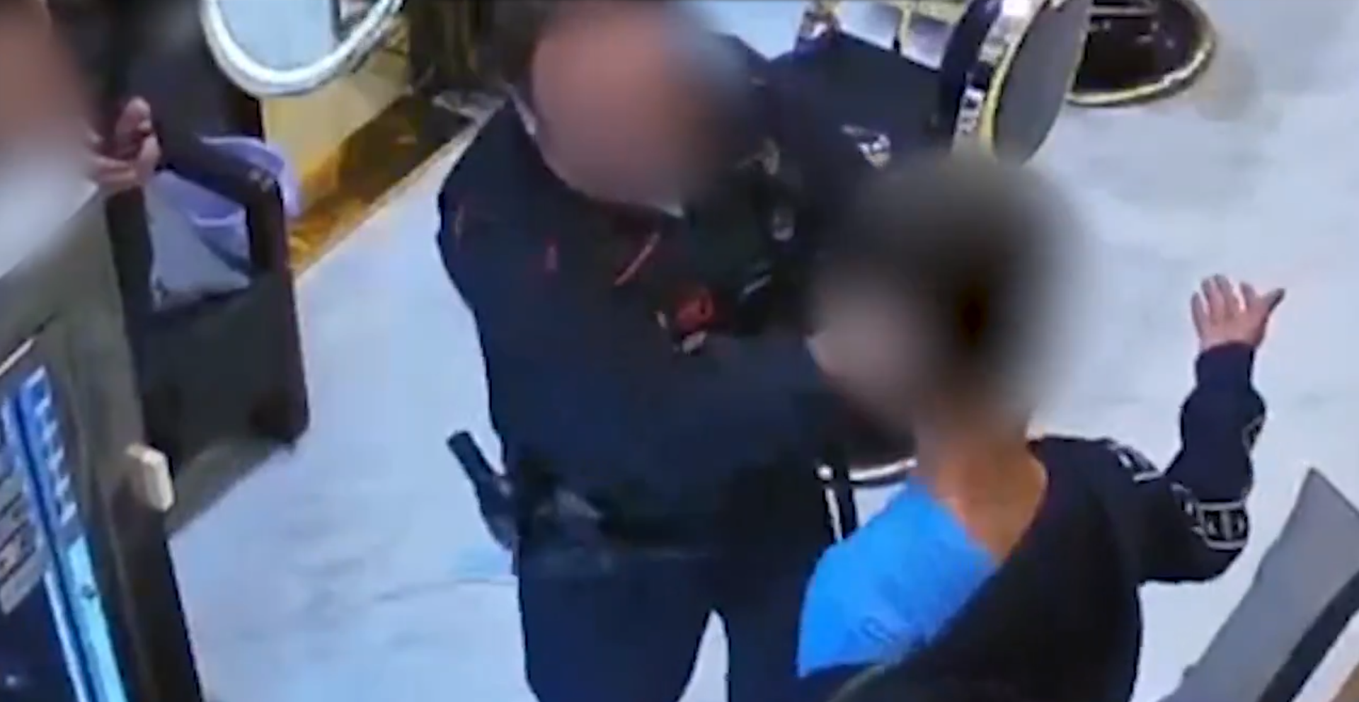 Denuncian una intervención violenta de la Ertzaintza en una peluquería en Bilbo