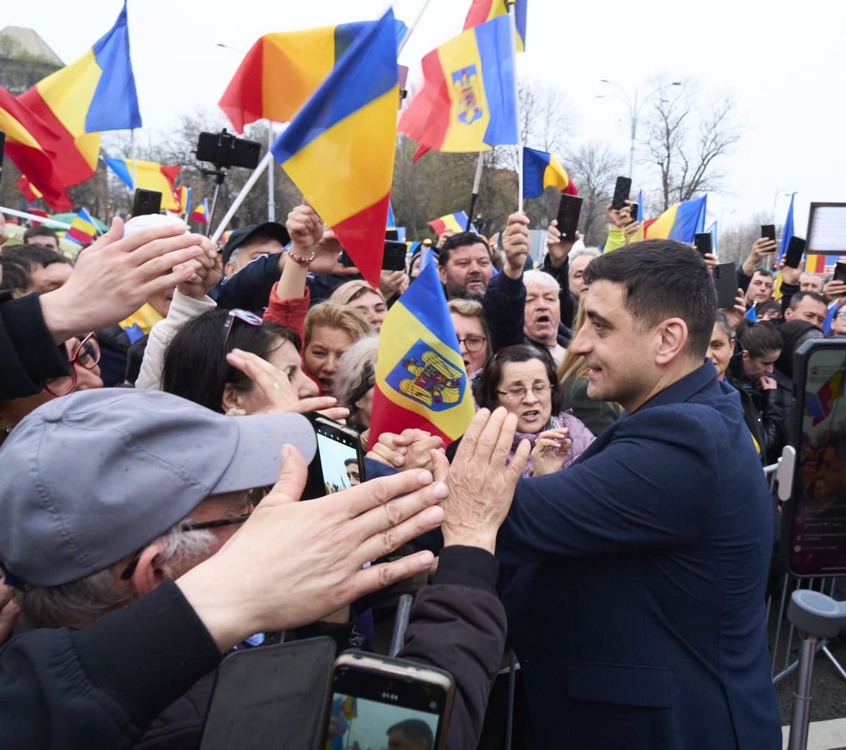 George Simion lidera la primera vuelta presidencial en Rumania con el 42% de los votos