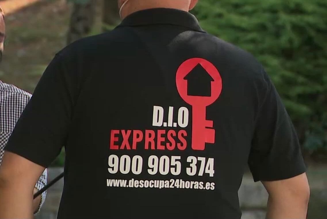 La empresa de desokupación D.I.O. Express está intentando desalojar a una familia en Bilbo