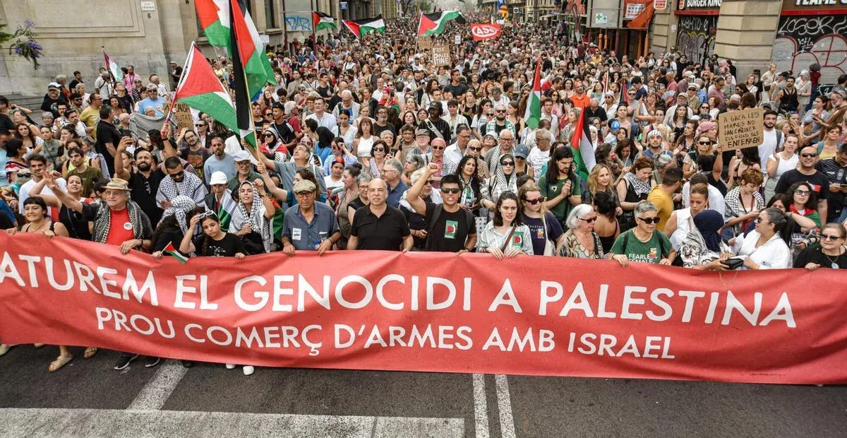 Miles de personas llenan Barcelona para exigir el fin del genocidio en Gaza