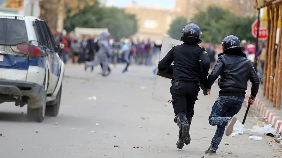 Militares españoles instruyen a fuerzas tunecinas en técnicas de represión de protestas