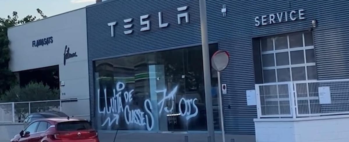 Sabotean puntos de carga y un concesionario de Tesla denunciando a Musk y el auge de la extrema derecha