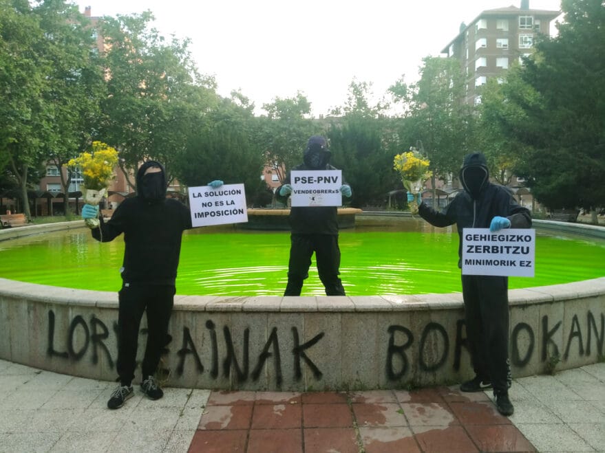 Jardineros tiñen de verde las fuentes de Gasteiz para denunciar recortes a su derecho de huelga