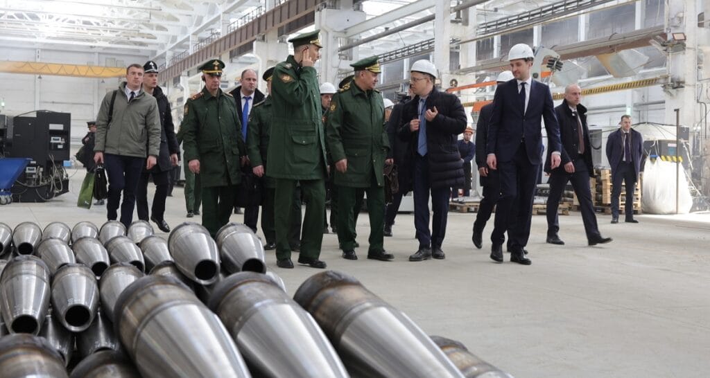 Rusia produce el triple de munición de artillería que Estados Unidos y Europa juntos