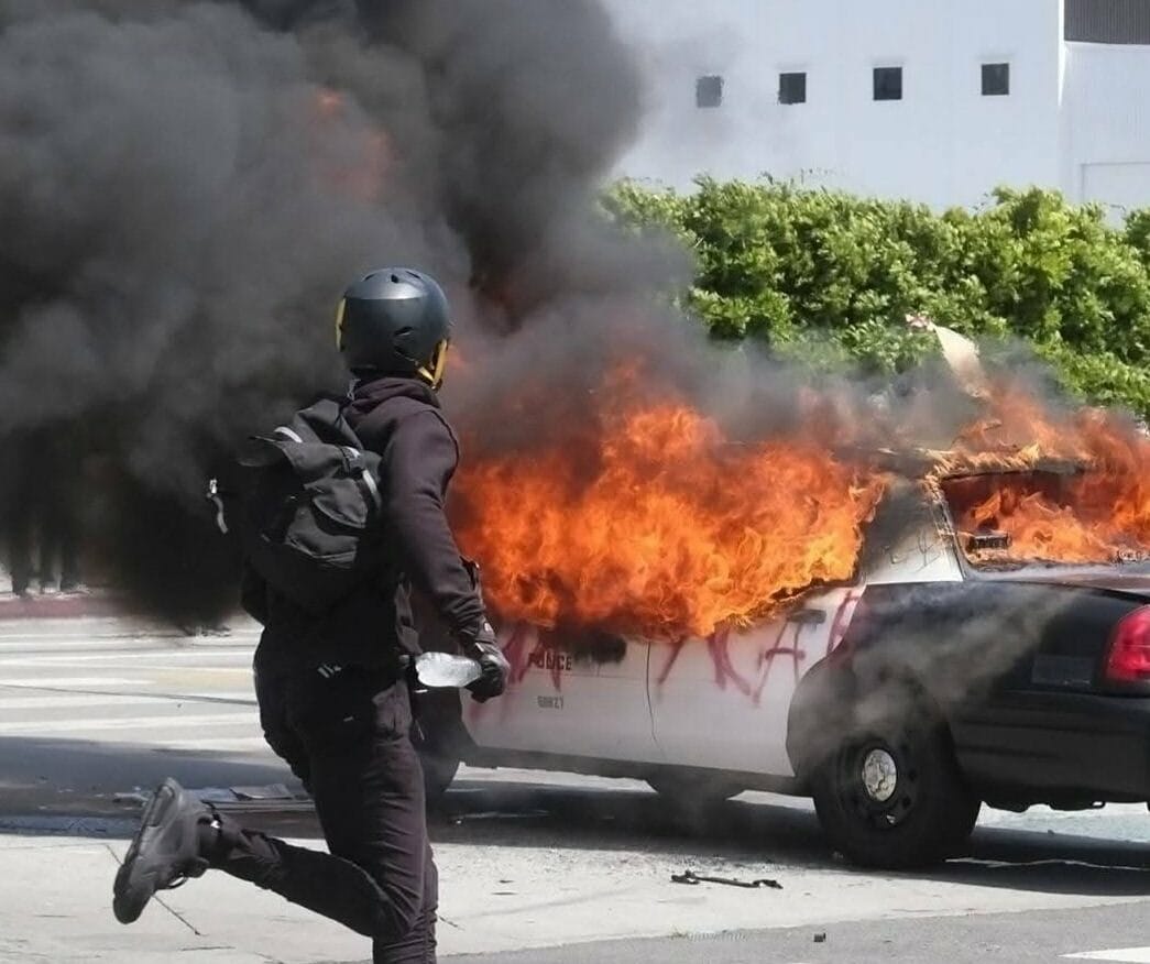 Los Ángeles impone toque de queda en el centro tras disturbios y despliegue militar