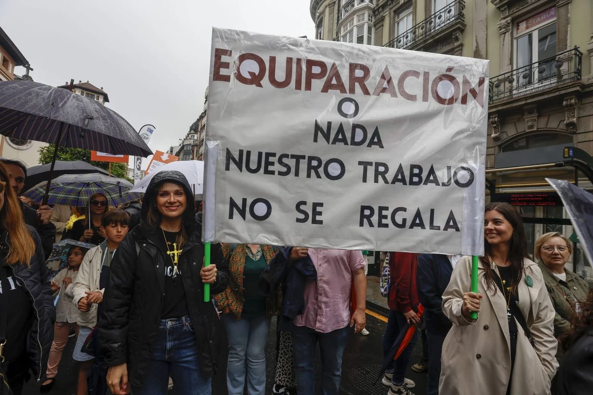 Cientos de docentes asturianos se encierran en institutos y continúan la huelga indefinida
