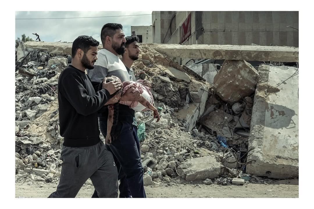 Decenas de muertos y desplazamientos masivos por nuevos ataques israelíes en centros de ayuda y hospitales en Gaza