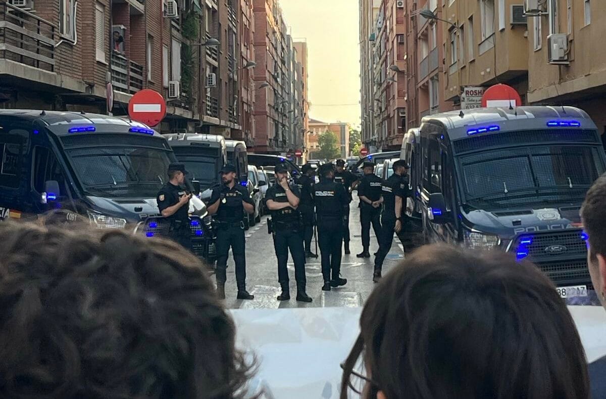 Despliegue policial en Orriols para ejecutar el desahucio de Karine