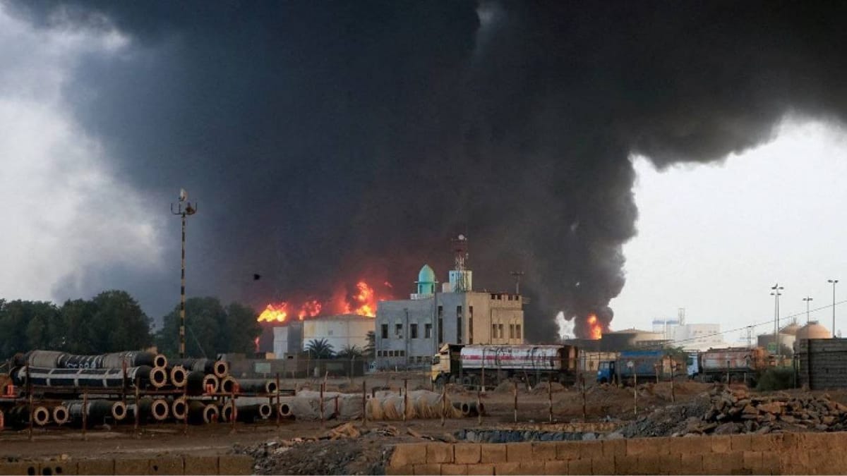 Israel bombardea el puerto de Hodeidah en Yemen y amenaza con un bloqueo naval y aéreo
