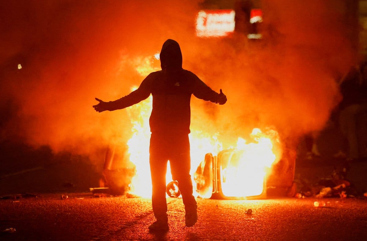 Sigue la oleada de linchamientos racistas y disturbios antiinmigración en Irlanda del Norte