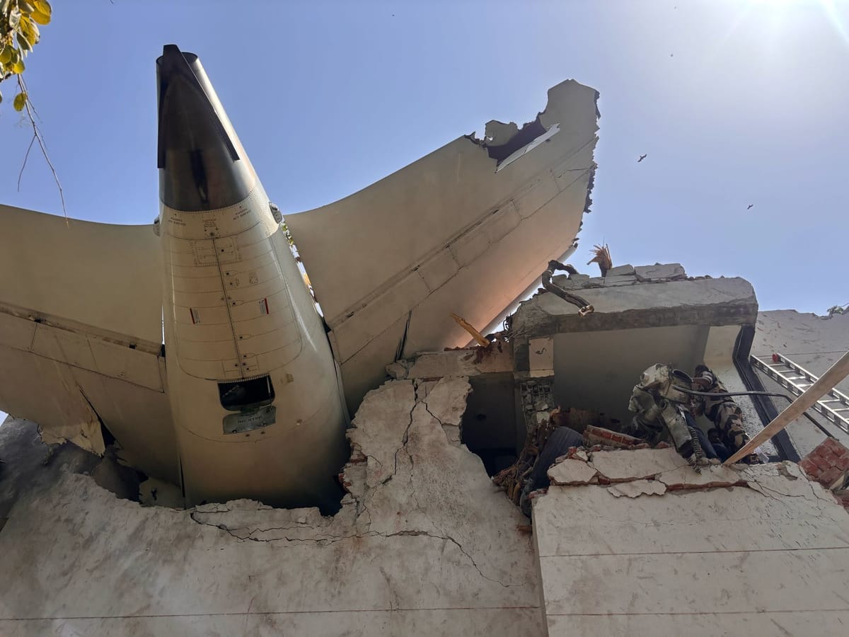 Un avión de Air India con 242 personas a bordo se estrella tras despegar de Ahmedabad